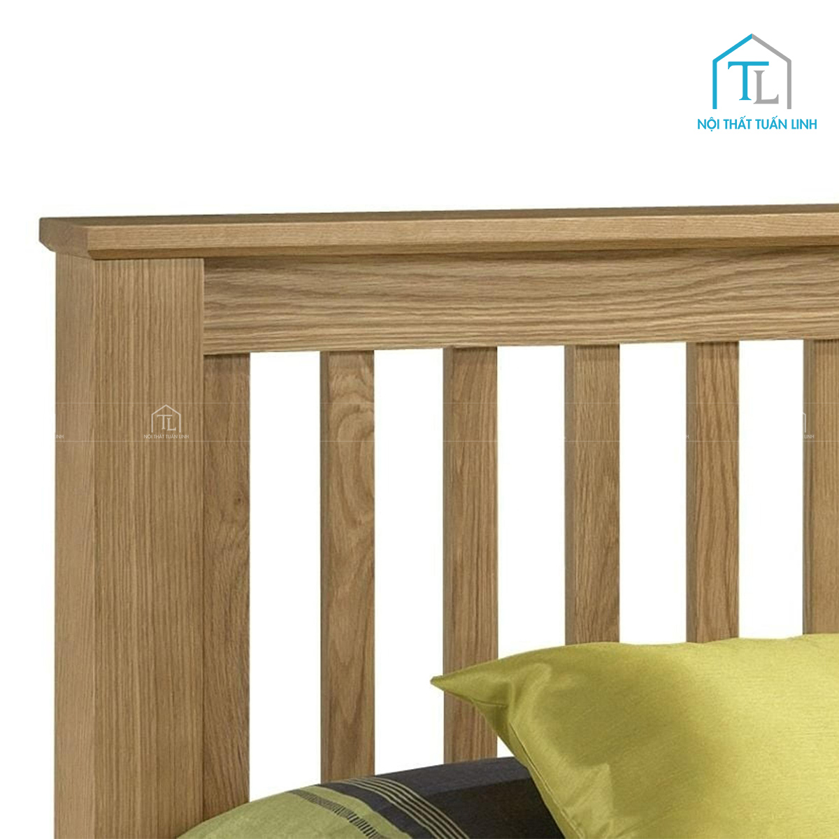 Bề mặt gỗ sồi tự nhiên với vân gỗ đẹp mắt.