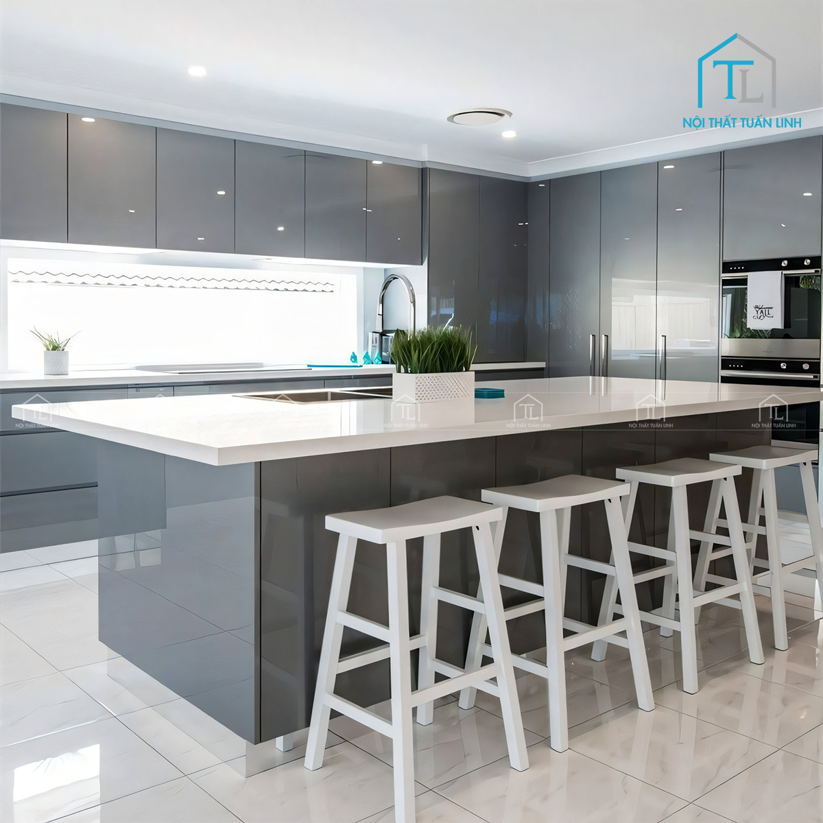 Hệ tủ bếp trên kịch trần tăng không gian lưu trữ