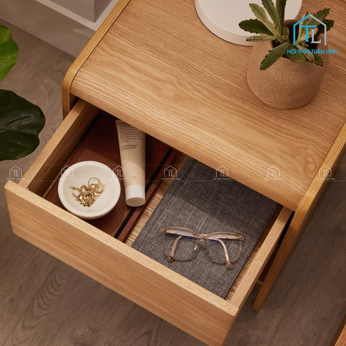 Ngăn kéo tủ đầu giường rộng rãi, đóng mở êm ái