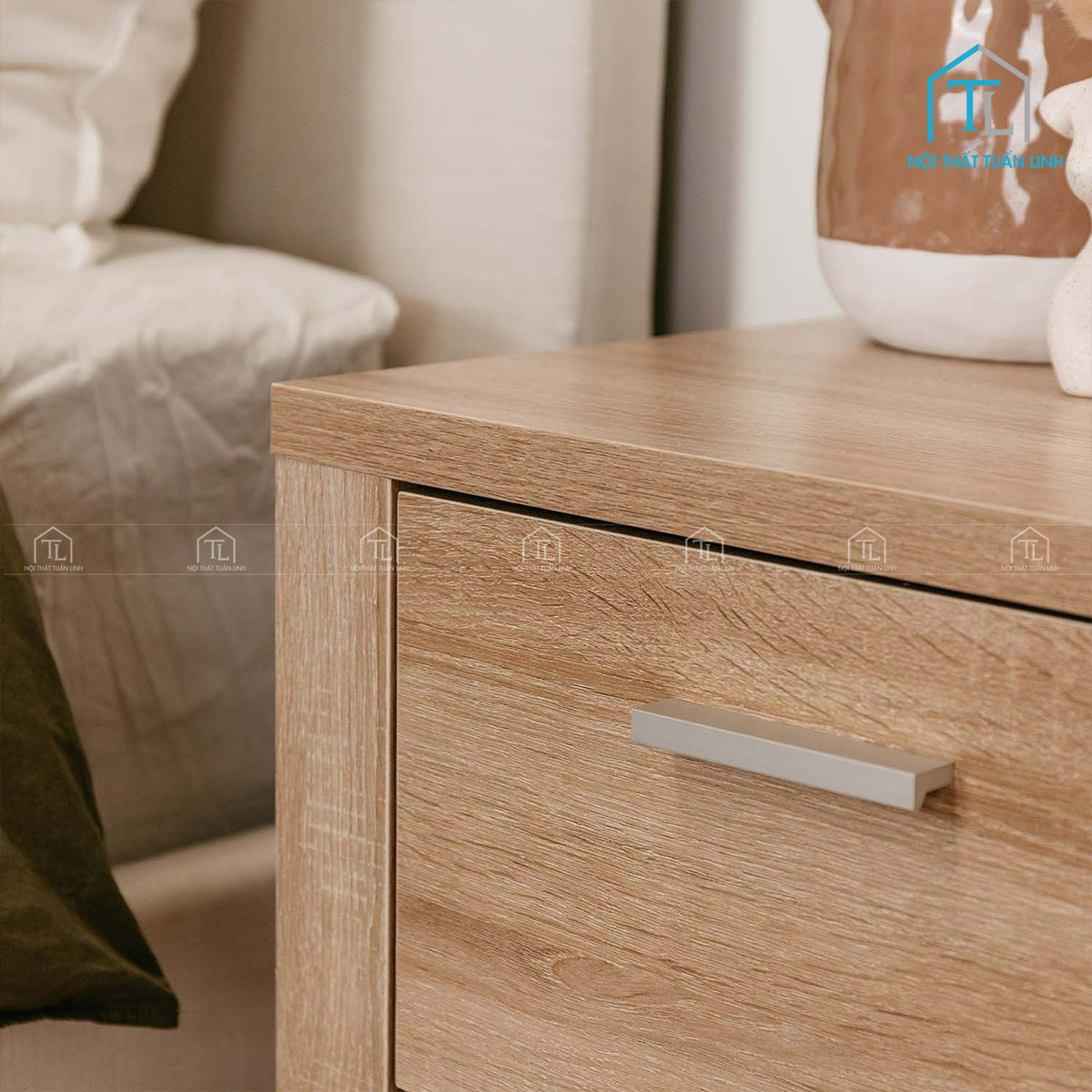 Cận cảnh tay nắm kim loại màu bạc sang trọng