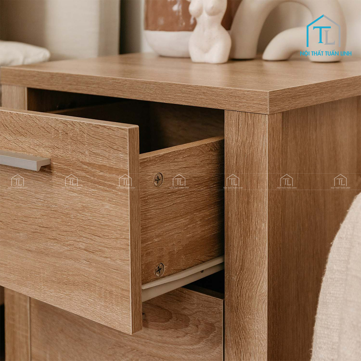 Mặt tủ đặt đèn ngủ và phụ kiện trang trí