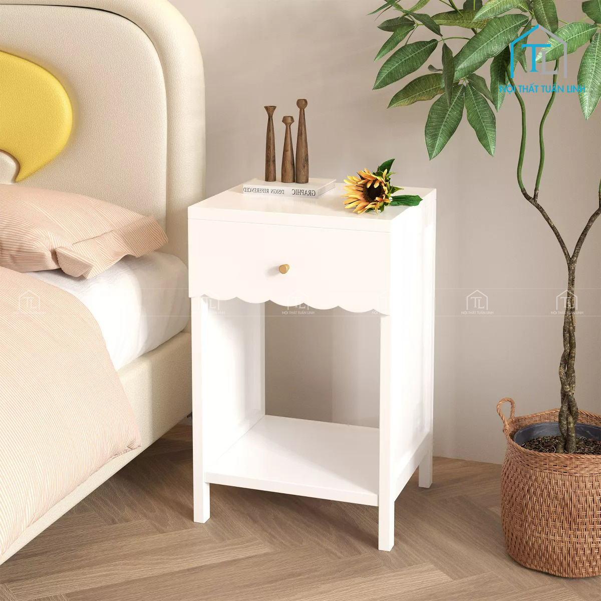 Tủ đầu giường MDF trắng bo viền uốn lượn tinh tế đặt cạnh giường ngủ