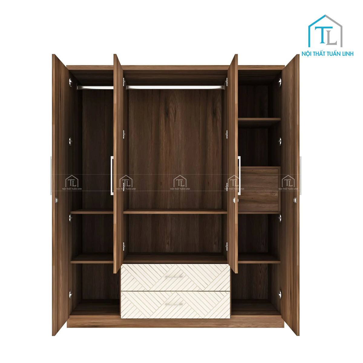 Không gian bên trong rộng rãi với thanh treo và kệ tiện dụng