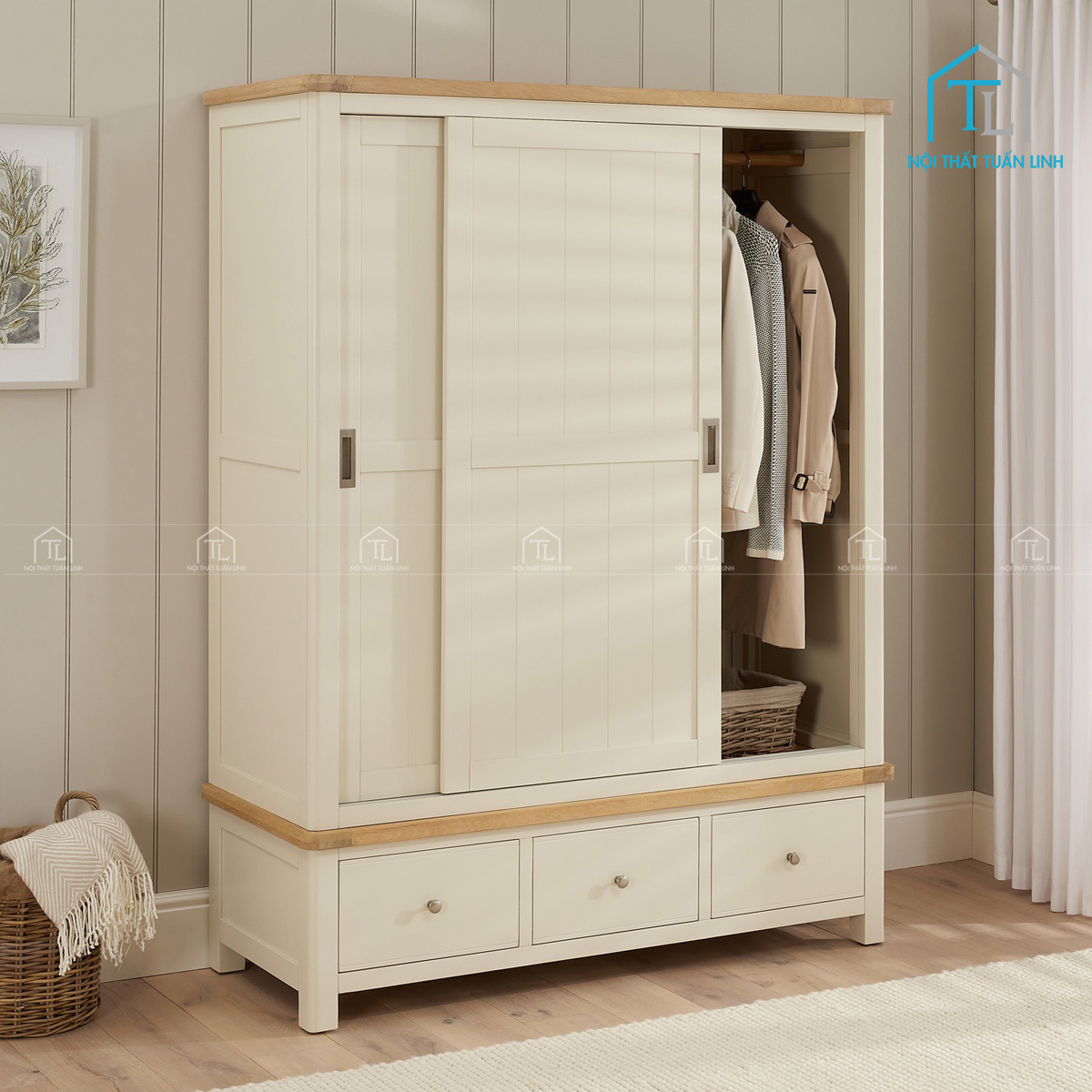 Không gian treo quần áo rộng rãi, tiện lợi khi sử dụng